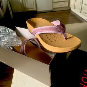Women’s vionics NEW In Box size 8